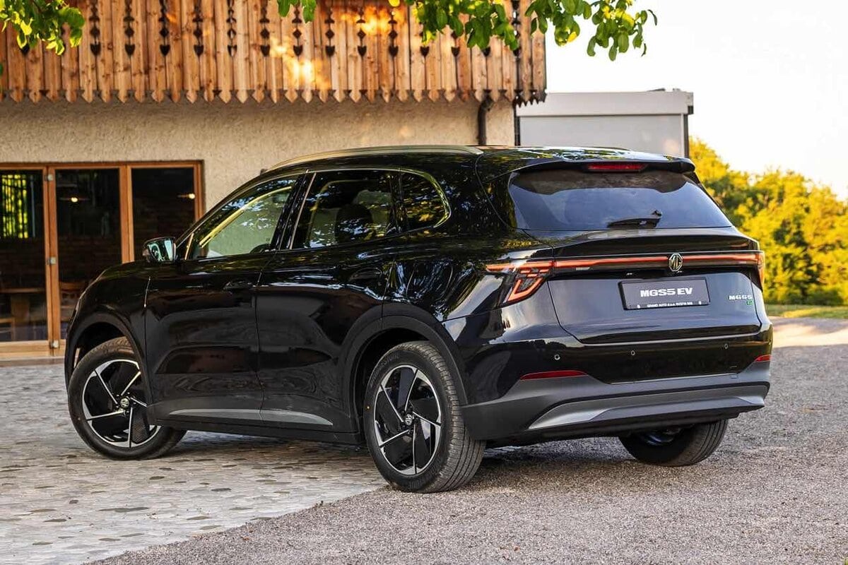 MG S5 EV 2025 posteriore tre quarti con dettagli del fanale
