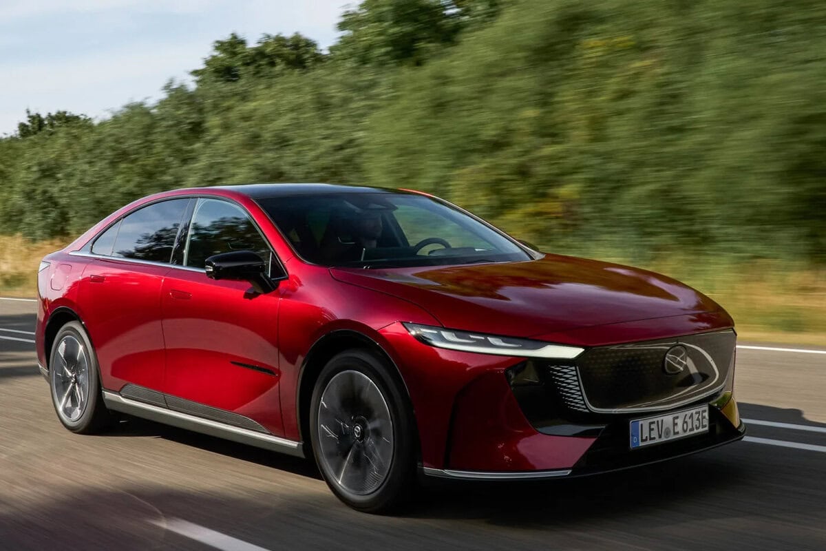 Auto elettrica Mazda 6e 2025 ripresa in corsa da tre quarti anteriore sinistro.