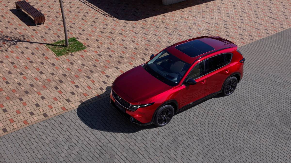 Mazda CX-5 2025 rossa vista dall’alto, con tetto panoramico