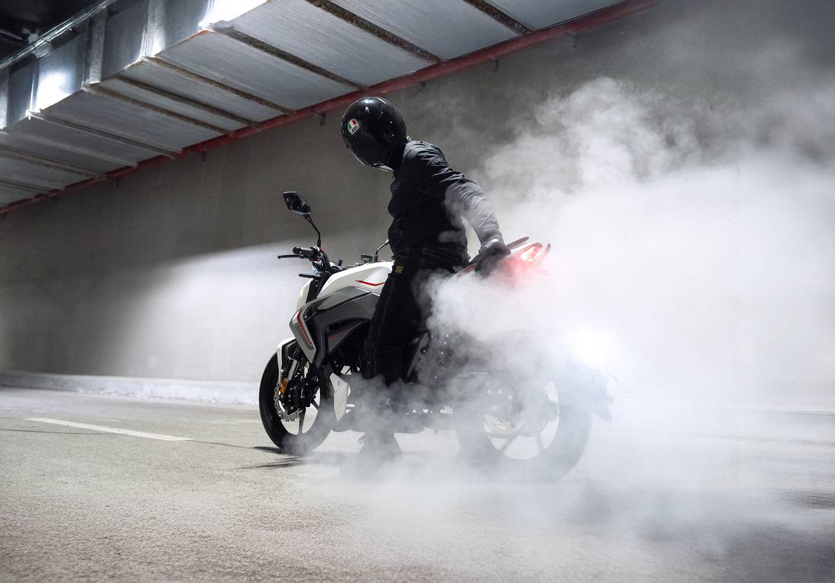 Motocicletta Morbidelli F125 sprigiona fumo in accelerazione