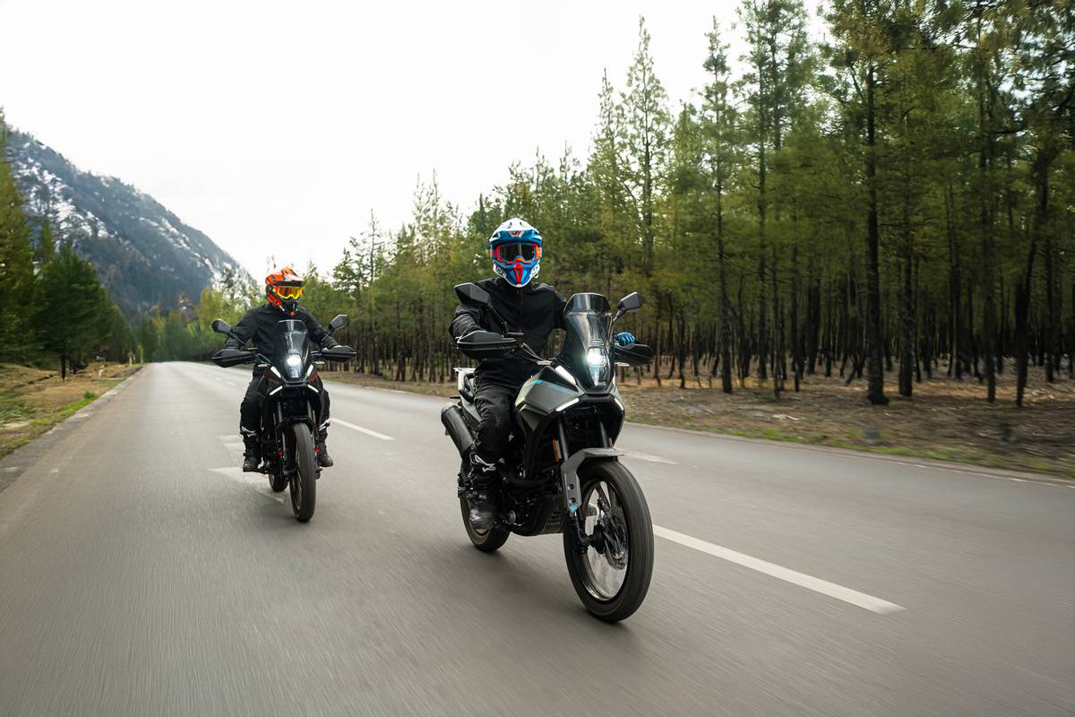 Due Morbidelli T125X nere in viaggio su strada, tra foreste e montagne