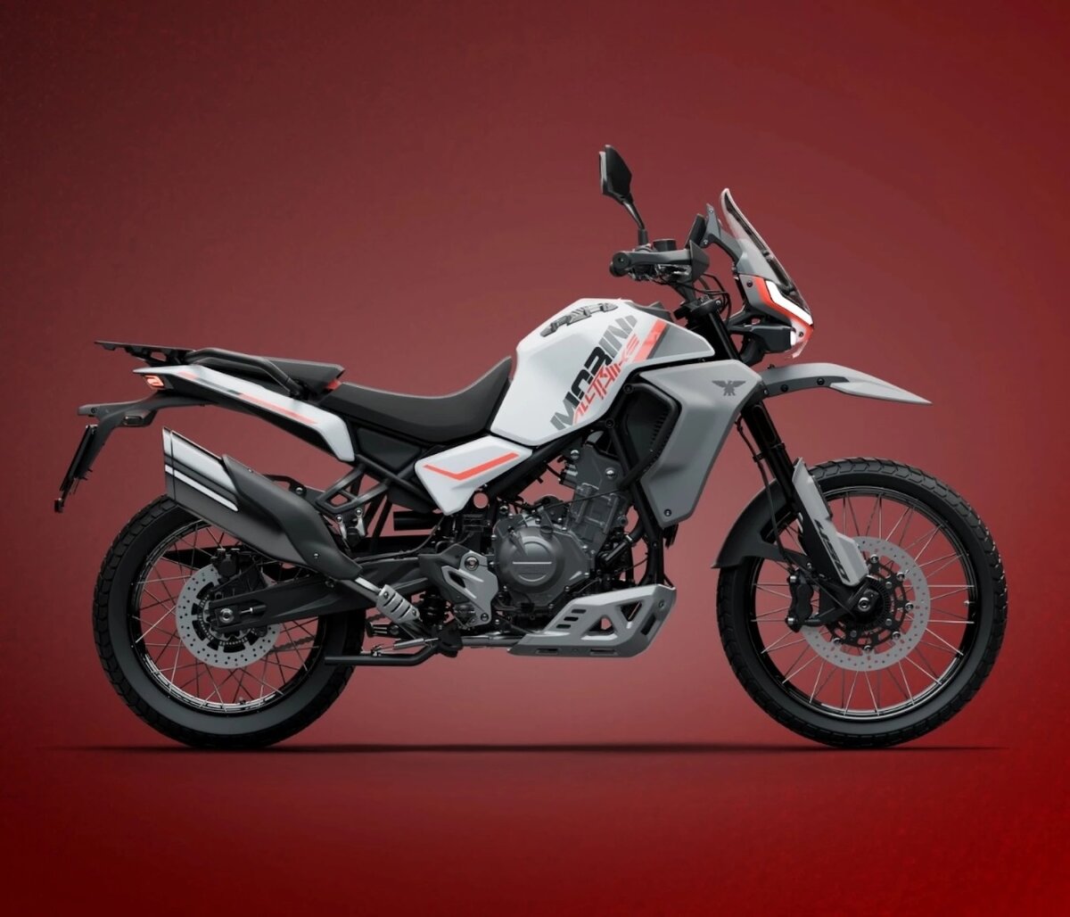 Profilo destro della Moto Morini AllTrhike 450 con dettagli rossi su sfondo rosso, motore monocilindrico e sospensioni rialzate.