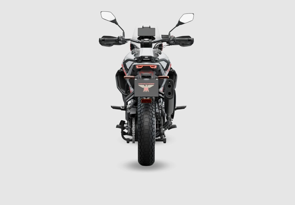 Retro della Moto Morini AllTrhike 450 con fanale LED compatto, targa bassa e portapacchi posteriore.