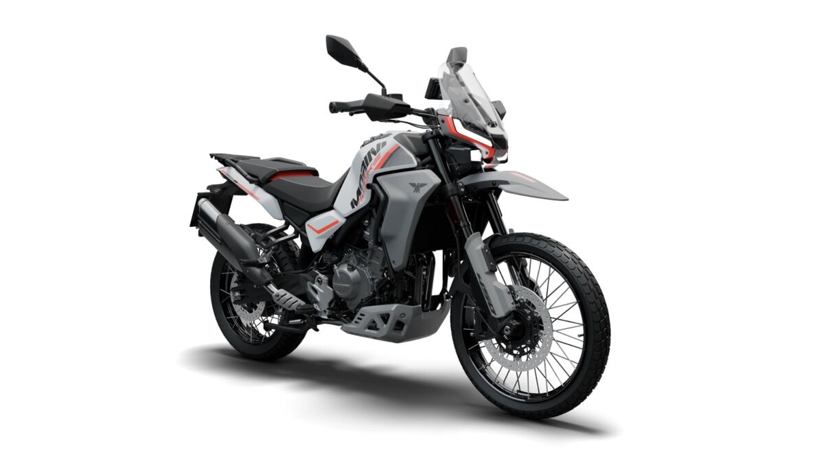 Moto Morini AllTrhike 450 vista da tre quarti con parabrezza alto, paramani e design pronto all'avventura.