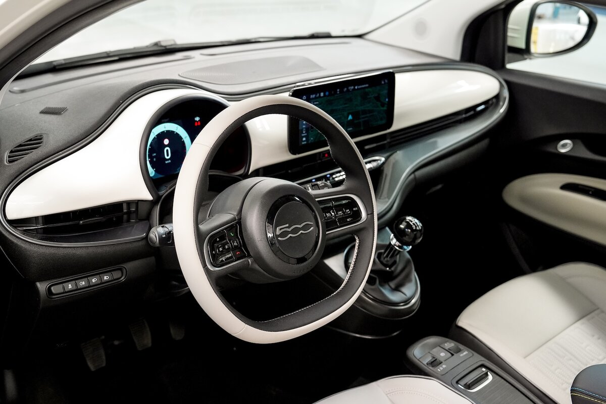 Plancia e volante della nuova Fiat 500 ibrida con cambio manuale e display digitale centrale