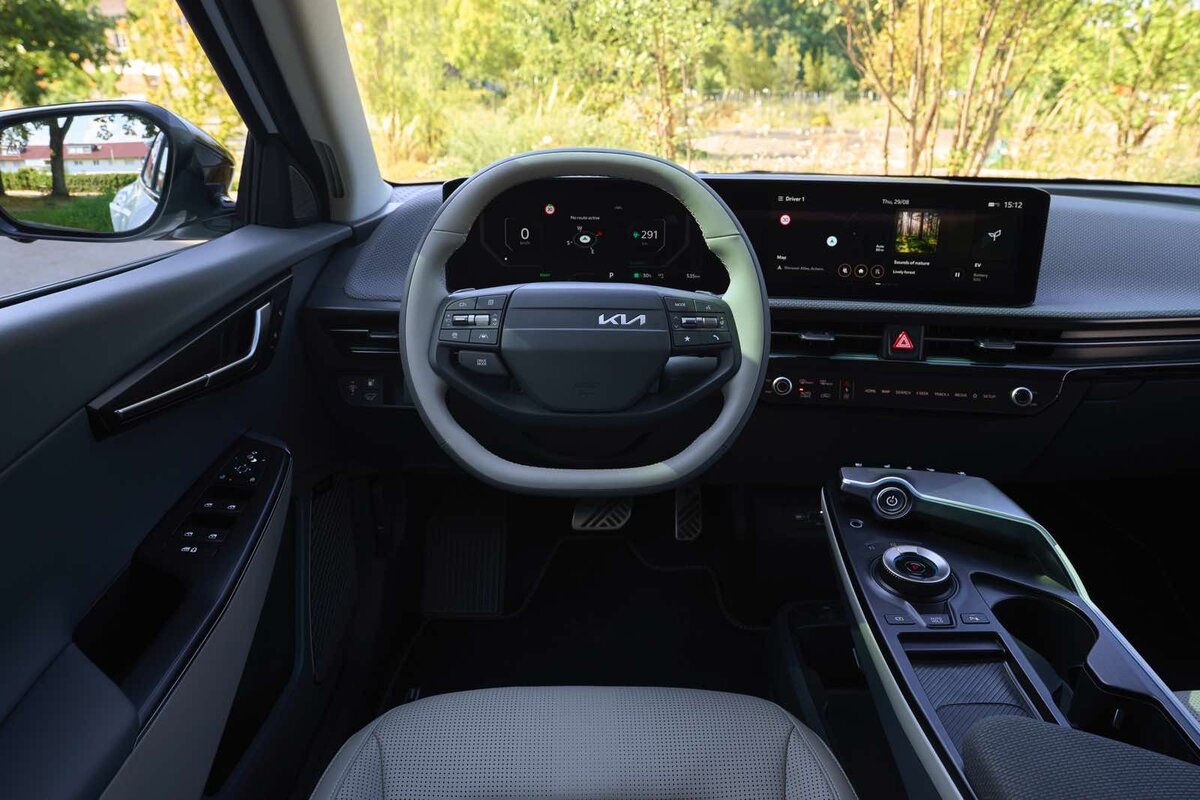 Volante multifunzione e doppio display digitale della Kia EV6 con interni moderni e comandi integrati.