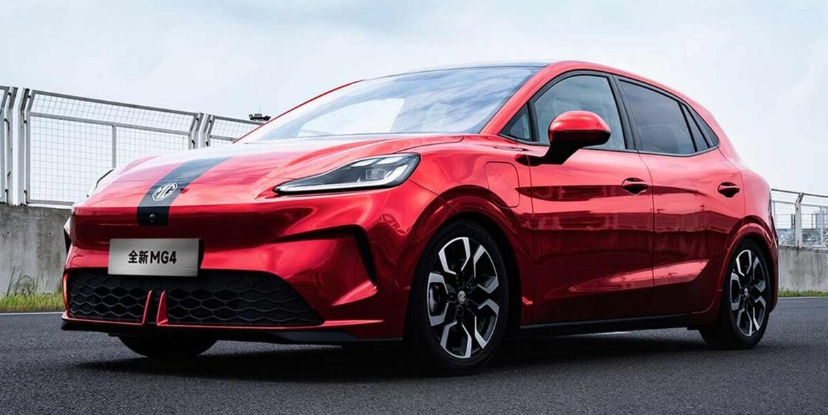 La nuova MG4 rossa con dettagli sportivi vista di fronte