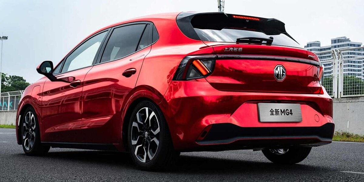 La nuova MG4 rossa con dettagli sportivi vista al posteriore