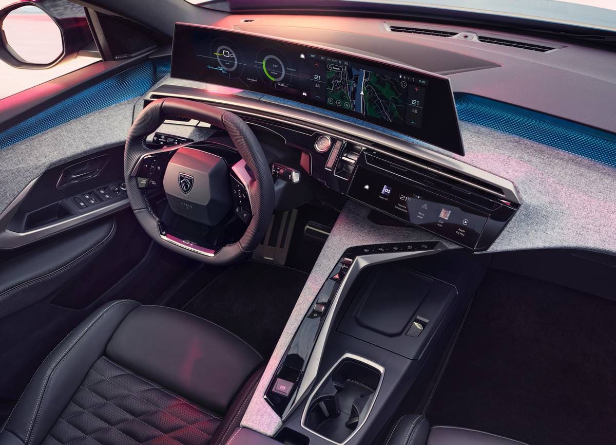 PEUGEOT E-3008 rompe gli schemi con il suo design da SUV fastback e il piacere unico offerto dal suo Panoramic i-Cockpit