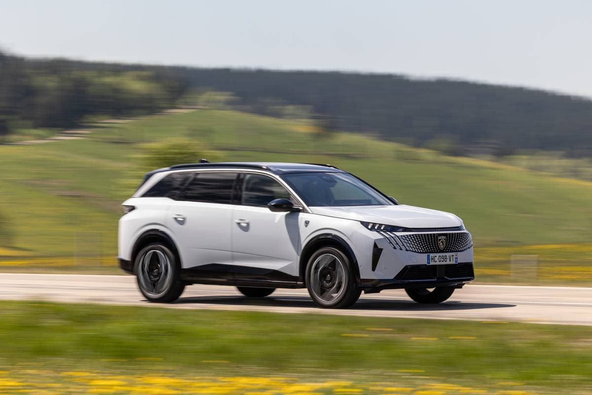 E-5008 325 Dual Motor offre un'autonomia fino a 467 km