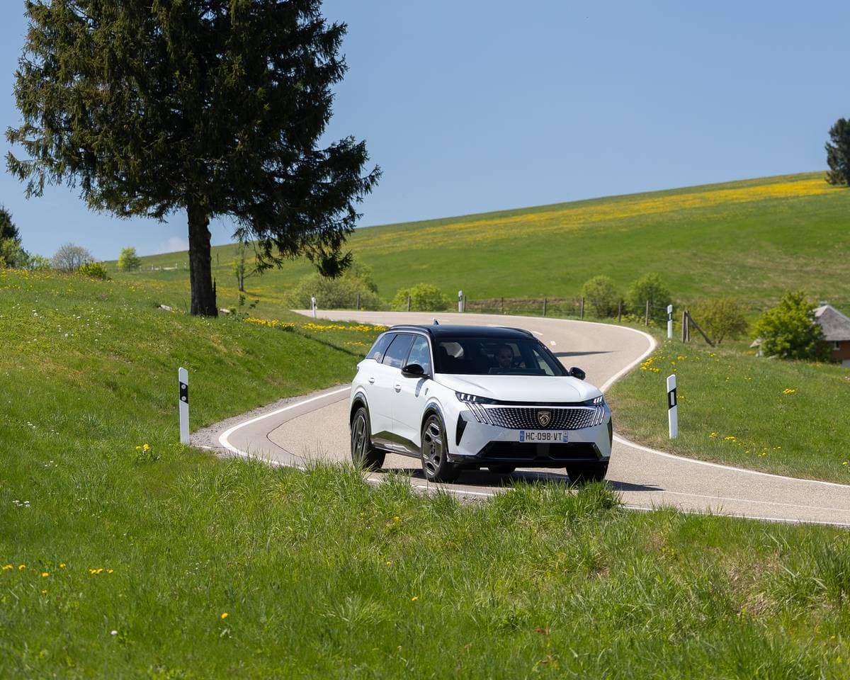 La nuova Peugeot E-5008 325 Dual Motor