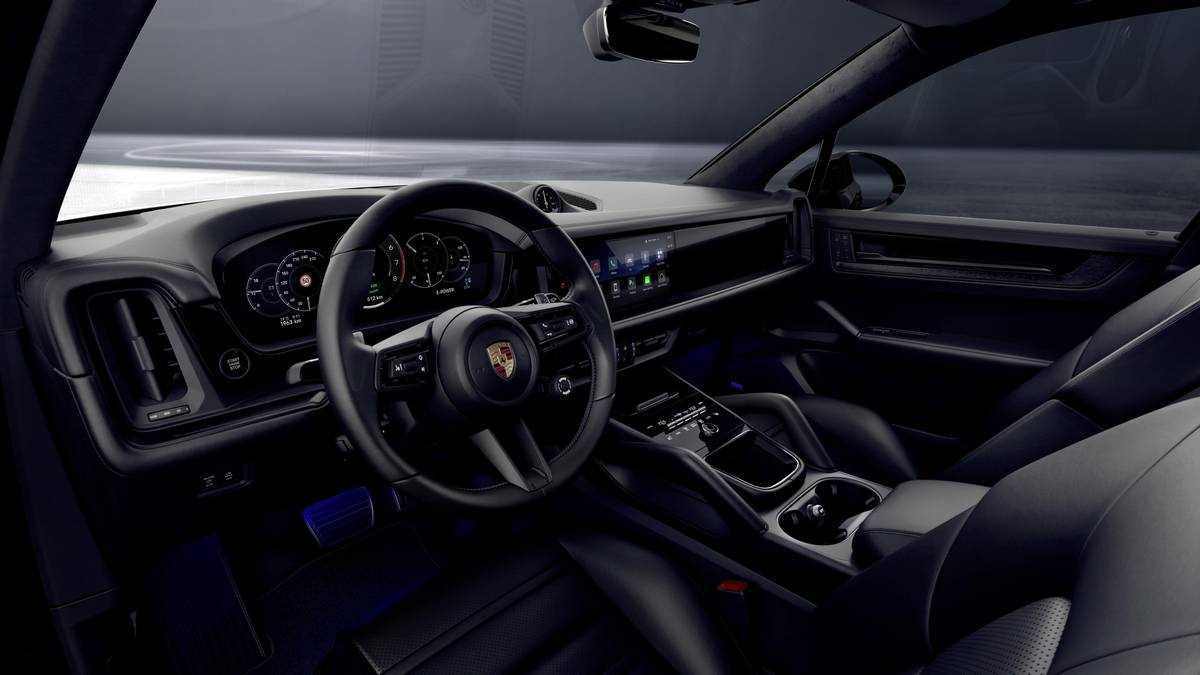 Gli interni Porsche Taycan e Cayenne Black Edition 2025 con volante sportivo, plancia digitale