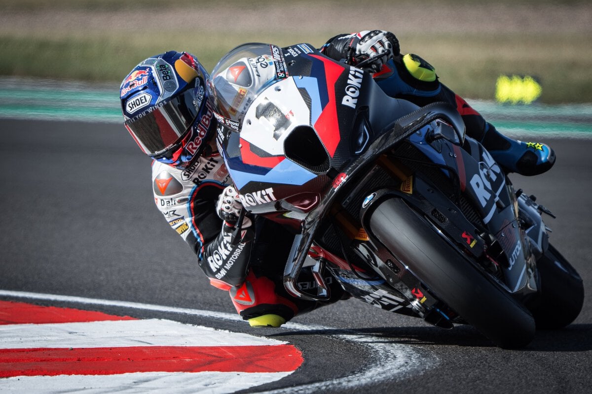 Toprak Razgatlıoglu in piega su BMW R1000RR del team ROKiT durante il campionato SBK