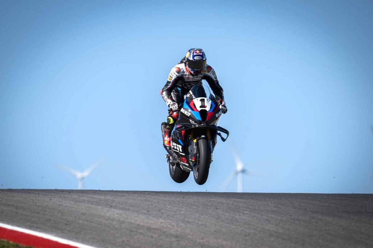 Toprak Razgatlioglu in sella alla BMW SBK 2025 affronta un dosso con entrambe le ruote sollevate da terra durante la gara