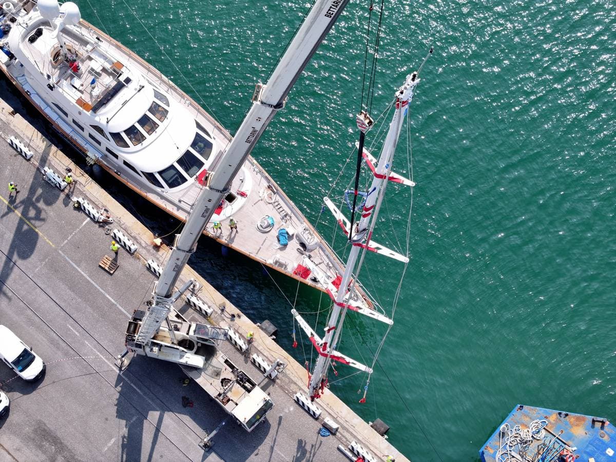 Vista aerea refit superyacht a vela Perini ai Cantieri di Pisa