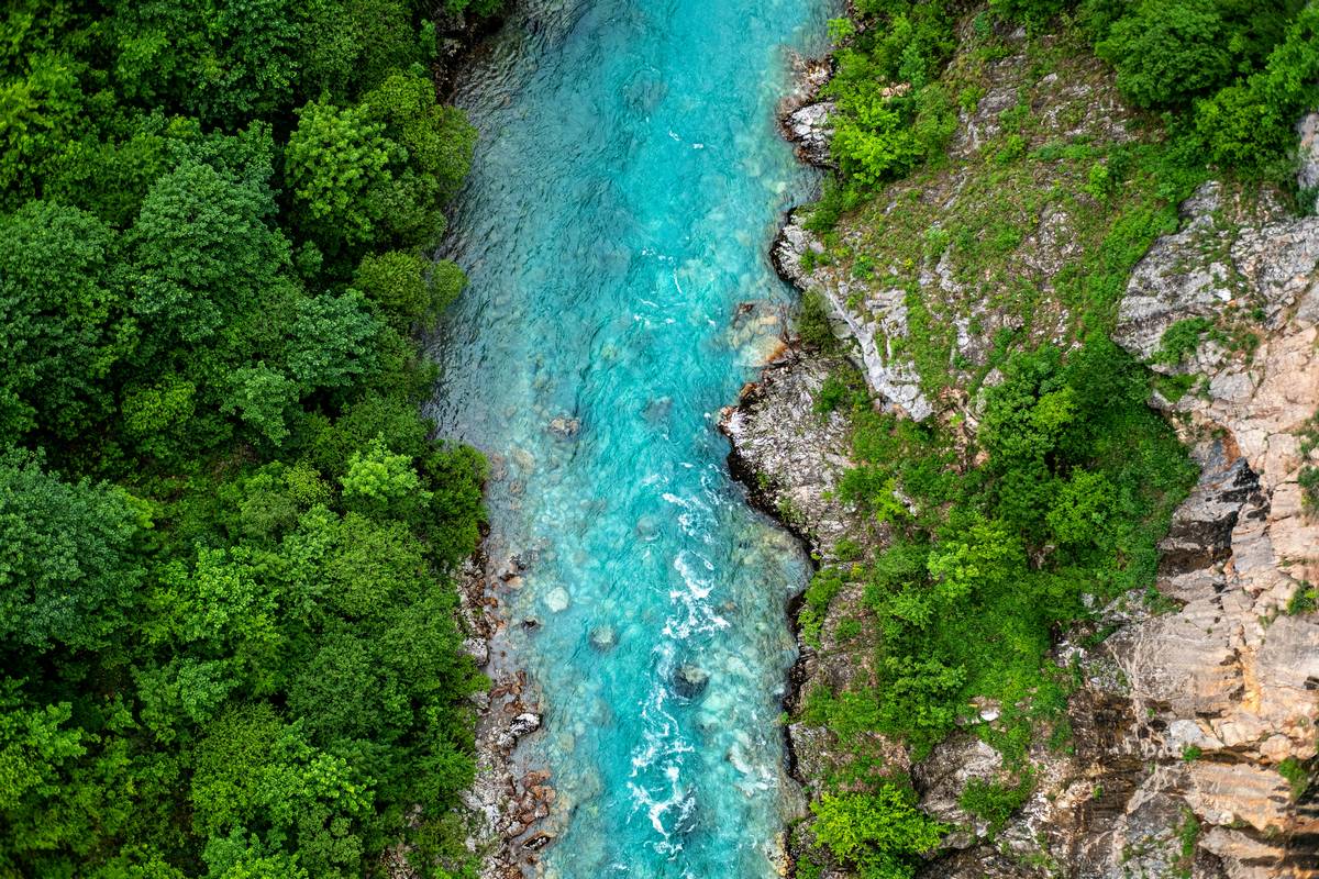 Torrenti color smeraldo, canyon scolpiti nella roccia, foreste verdeggianti e silenziose