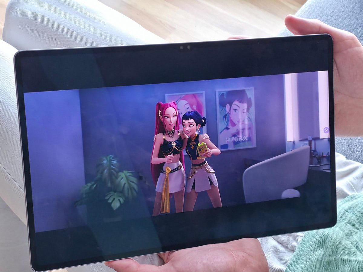 Samsung Galaxy Tab S10 Ultra mentre riproduce un film