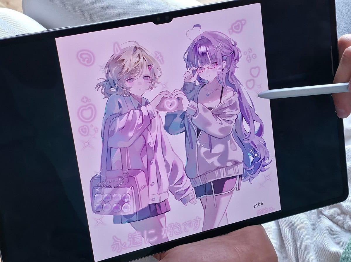 Samsung Galaxy Tab S10 Ultra con penna che disegna