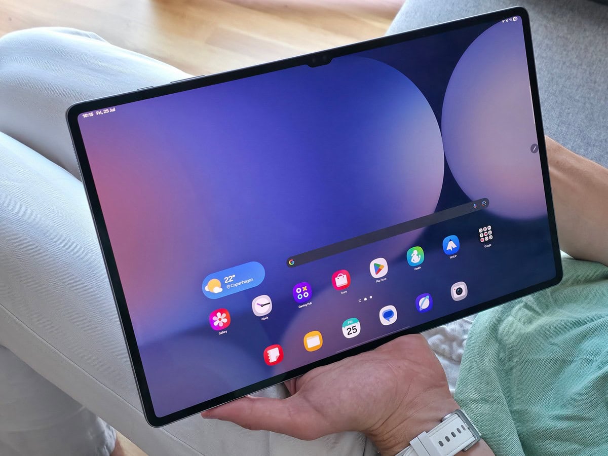 Samsung Galaxy Tab S10 Ultra con home e sfondo standard
