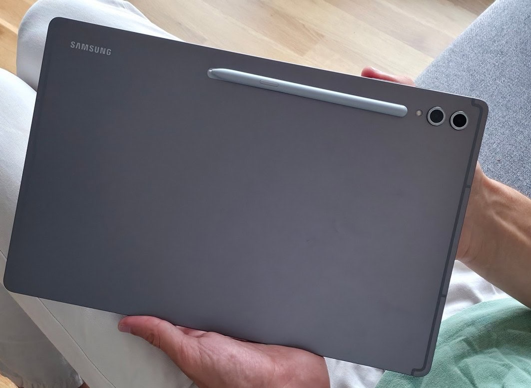 Samsung Galaxy Tab S10 vista posteriore con penna attaccata
