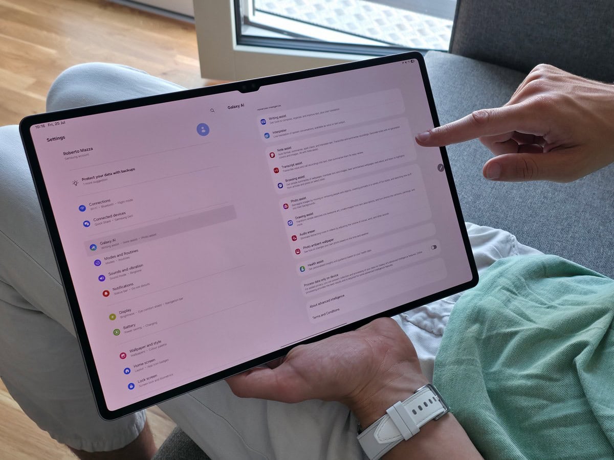 Samsung Galaxy Tab S10 Ultra con vista su impostazioni