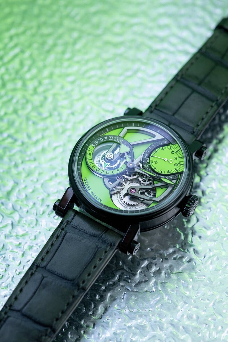 Il quadrante traforato in nero opaco è impreziosito da vivaci accenti verde lime