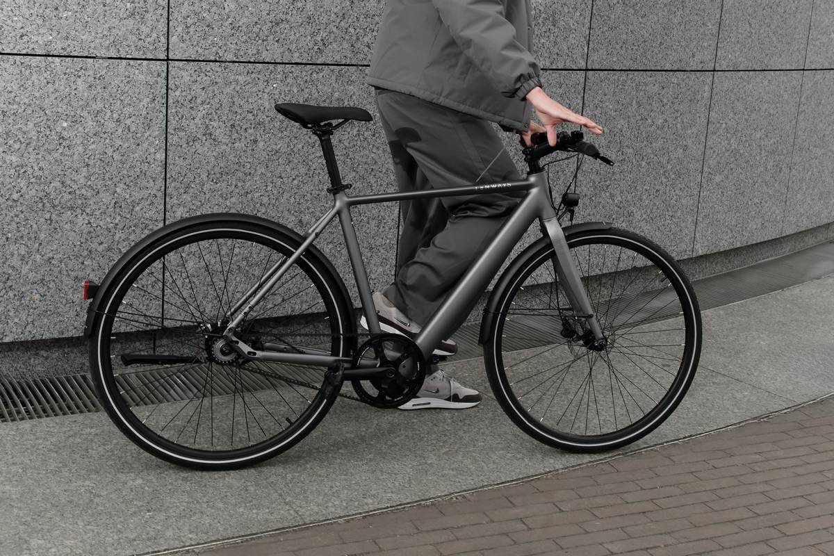 Bicicletta elettrica Tenways CGO600 grigia, telaio minimal, ruote sottili, design urbano, ideale per commuting