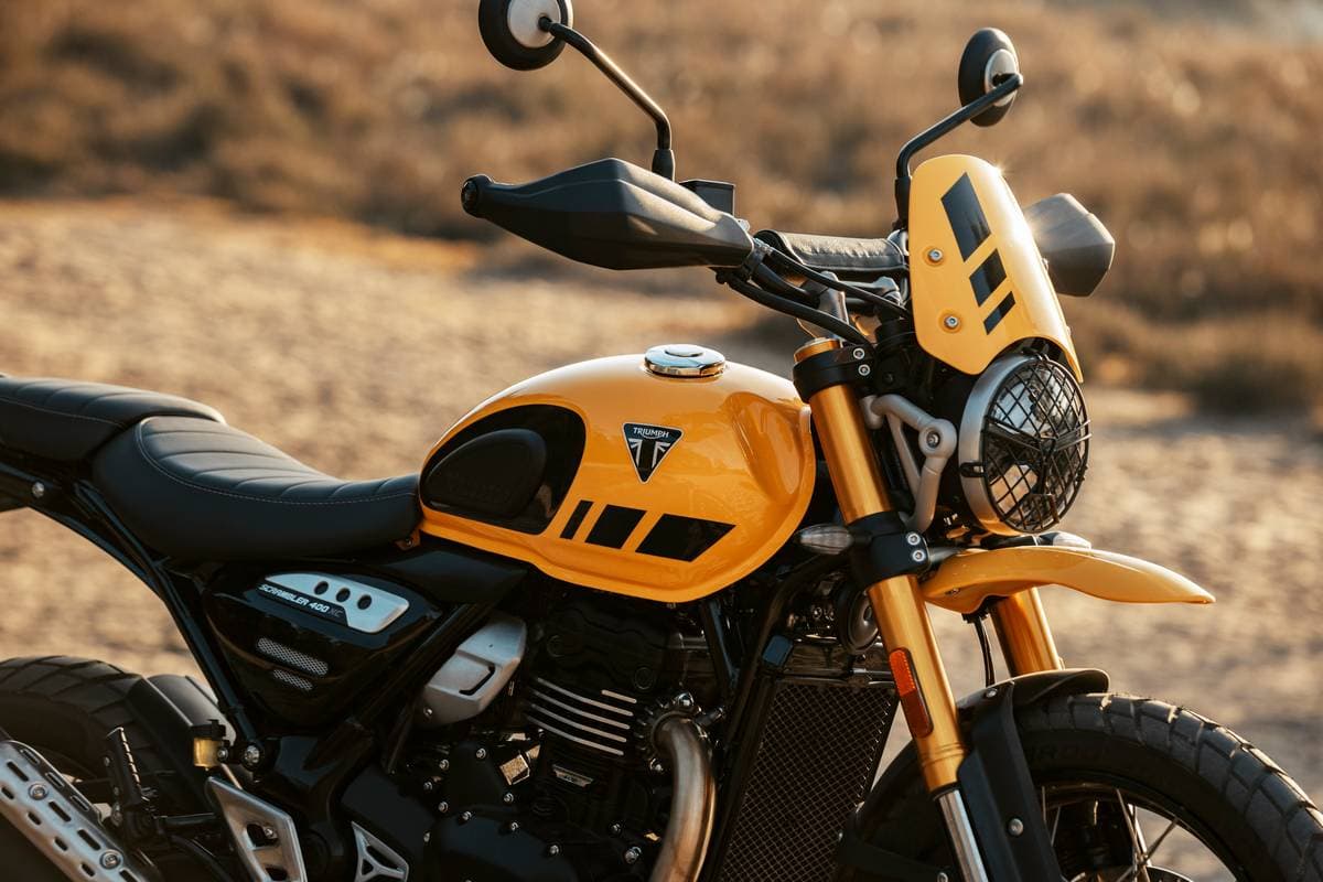 Triumph Scrambler 400 XC in arancione con dettagli neri, vista ravvicinata