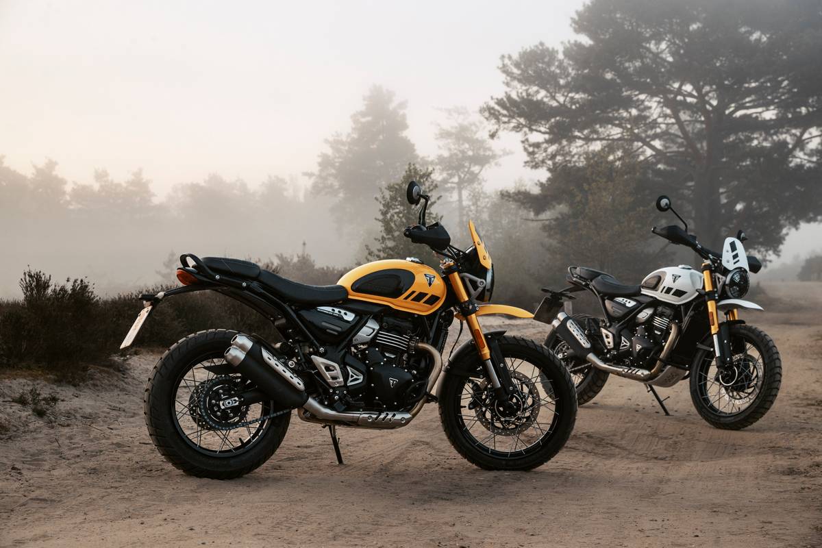 Due Triumph Scrambler 400 XC parcheggiate su sabbia