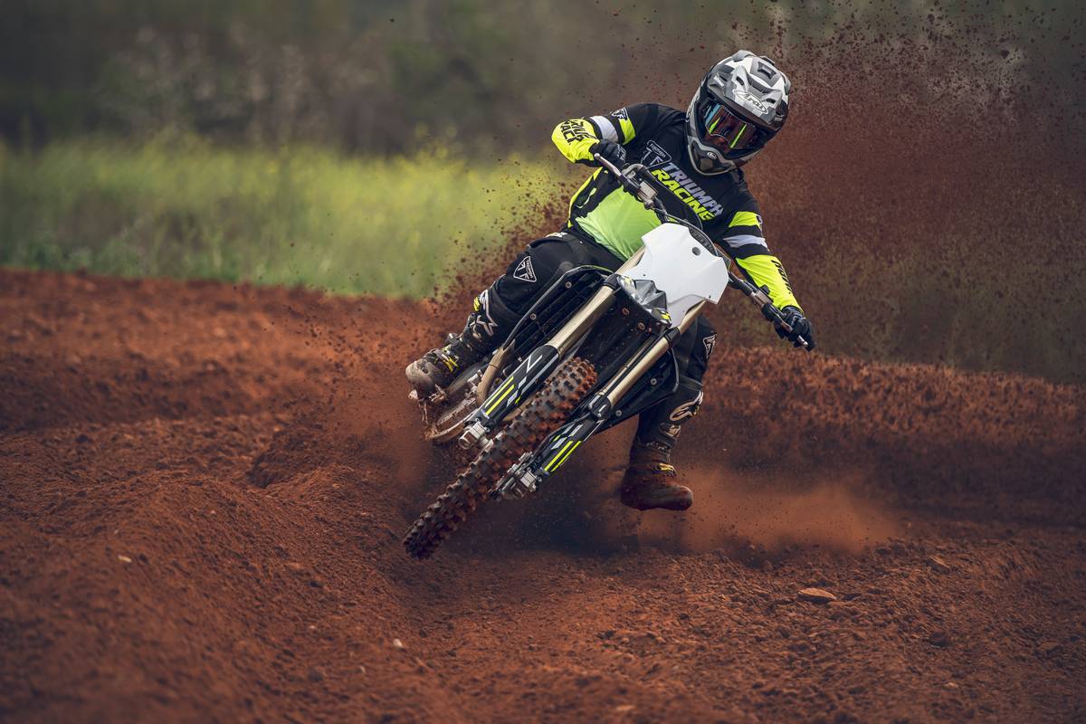 Nuove grafiche riviste per il 2026 di grande impatto, in un accattivante Triumph Performance Yellow