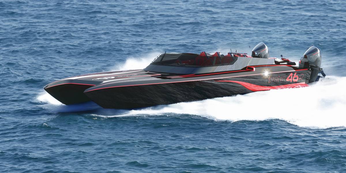 Yacht VISIONF Superfast 46 nero e rosso, vista laterale, prua affilata