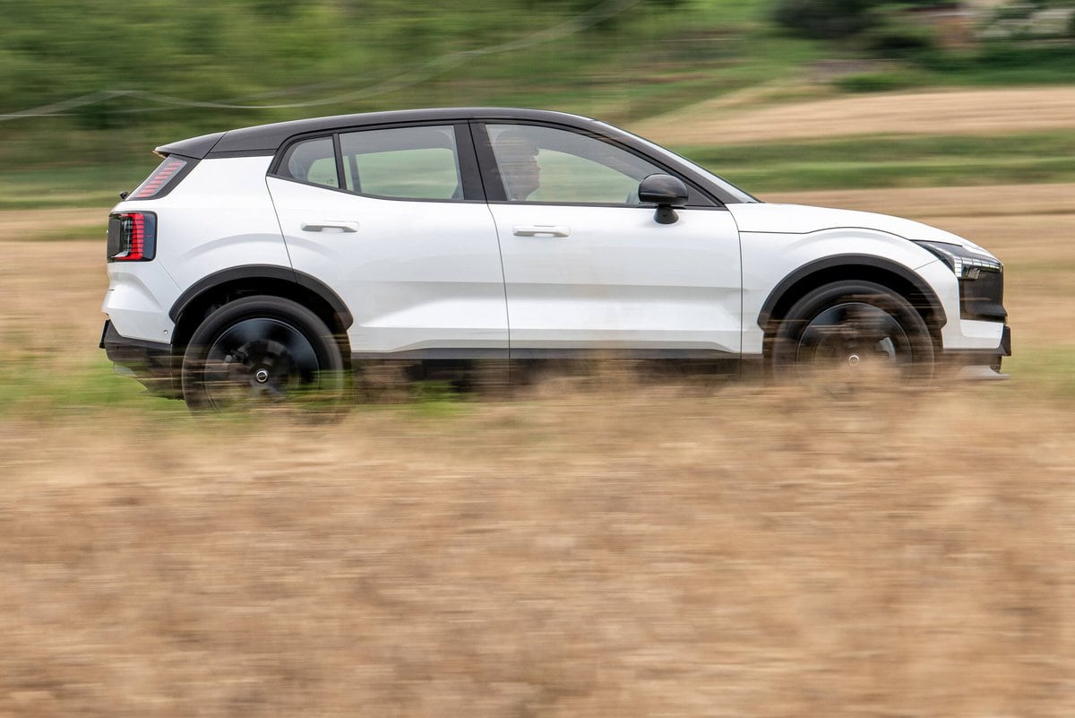 Profilo dinamico della Volvo EX30 Cross Country MY26 elettrica tra le spighe dorate di un campo.