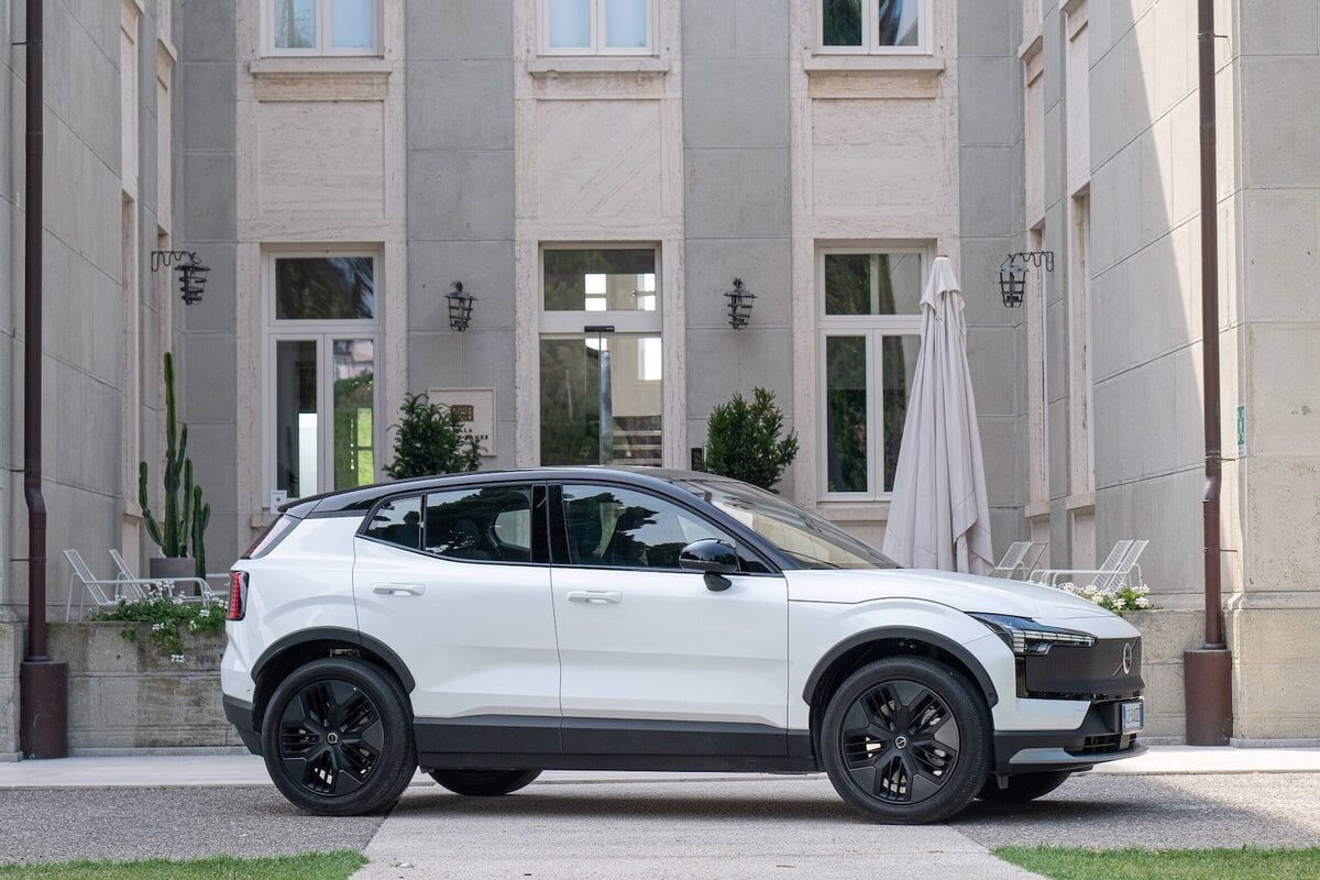 Volvo EX30 Cross Country 2026 vista lateralmente, parcheggiata davanti a una villa in stile neoclassico.