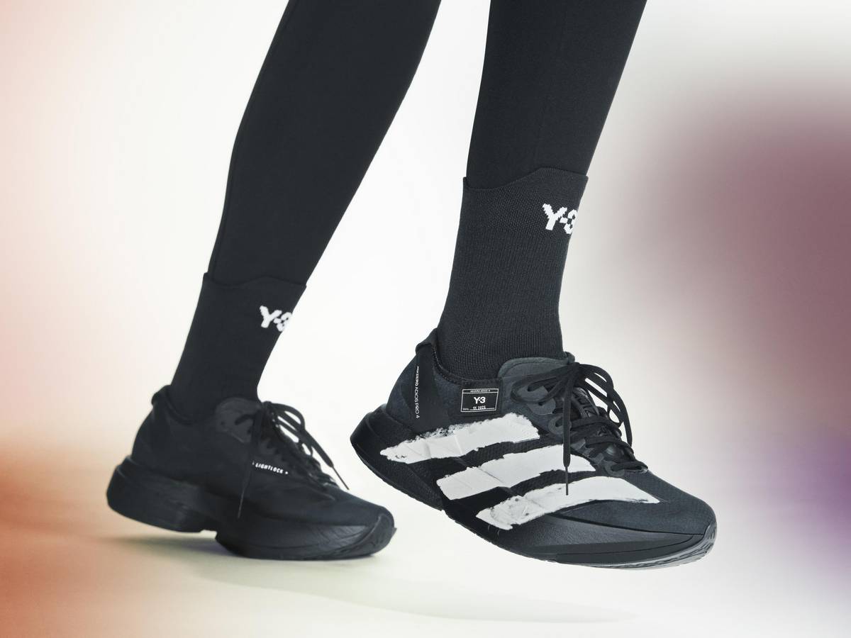 La Y-3 Adios 9 è realizzata in nero con strisce bianche