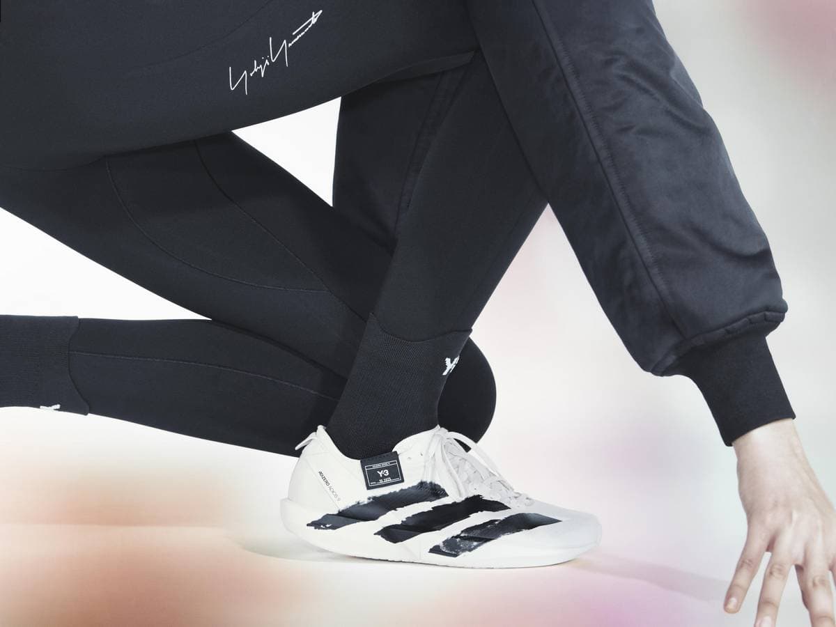 La Y-3 Adios Pro 4 è bianca con strisce nere