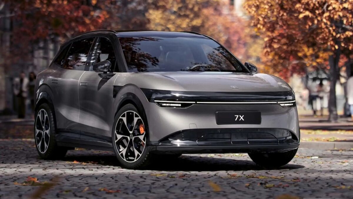 SUV elettrico Zeekr 7X parcheggiato su una strada alberata in autunno.