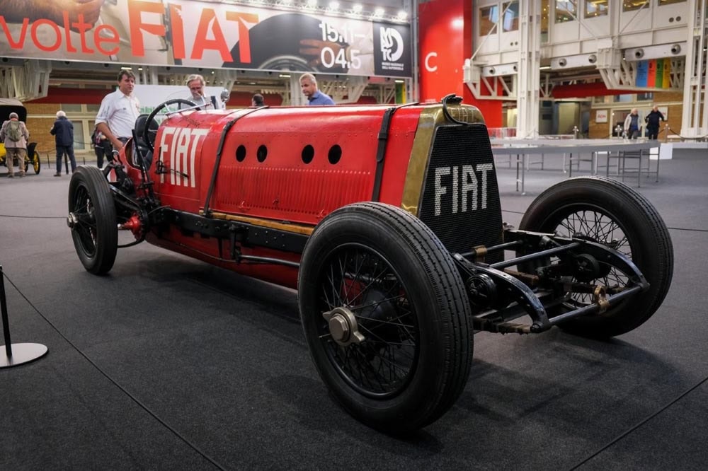 FIAT S76 rossa, vettura da record del 1911, esposta in fiera su pavimento nero durante Auto e Moto d’Epoca a Bologna.