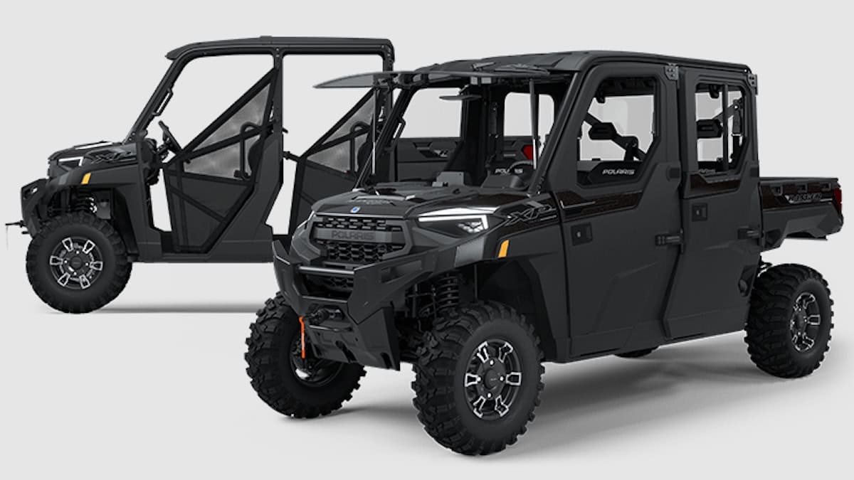 Due esemplari del veicolo Polaris Golf Force One neri, visti da diverse angolazioni, con assetto fuoristrada, portiere rinforzate e cabina a quattro posti progettata per terreni difficili.