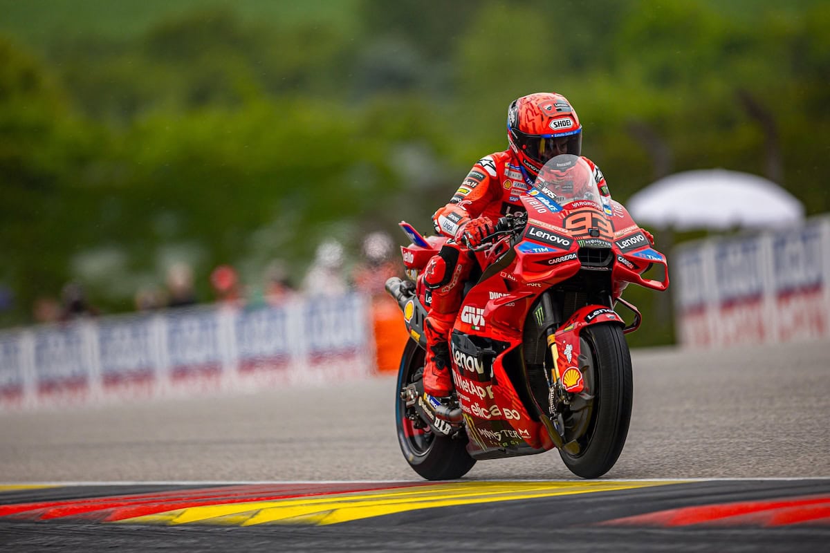Marc Marquez in azione con la Ducati durante una gara della MotoGP 2025