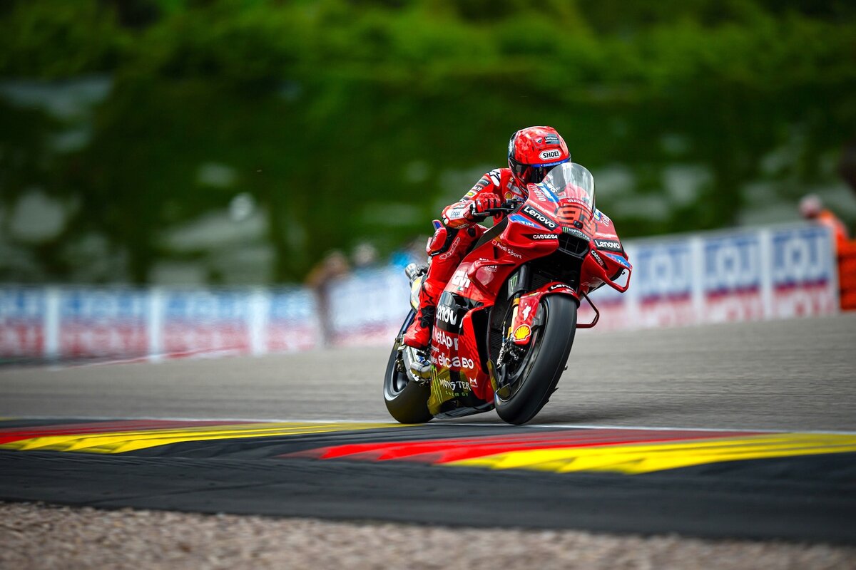 Marc Márquez alla guida della Ducati numero 93 durante il GP MotoGP 2025