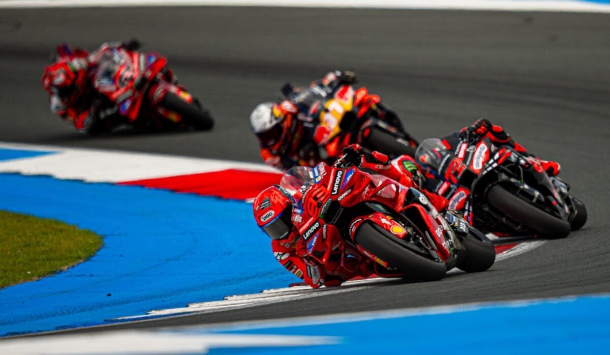 Marc Marquez su Ducati davanti a Vinales su Aprilia e Acosta su KTM durante una gara MotoGP 2025