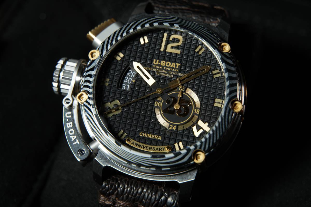 La cassa in acciaio 316L da 46 mm ospita una spettacolare ghiera in acciaio damasco