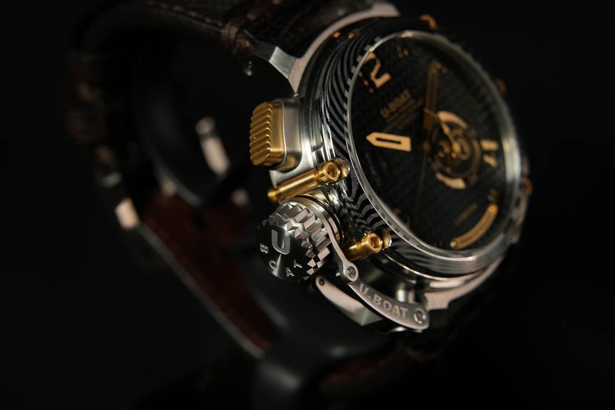 Il fondello in acciaio è dotato di una sezione centrale in vetro minerale, su cui è inciso il logo del 25° anniversario.