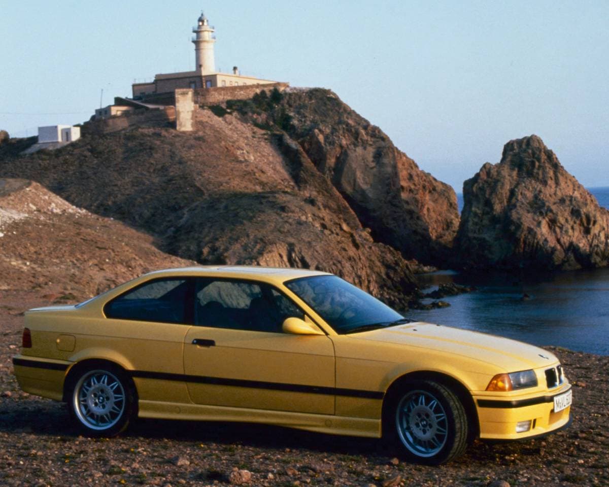 Originariamente era stata progettata - per motivi di omologazione - laproduzione di solo 5.000 unità, ma in breve tempo la prima BMW M3 conquistò i
cuori di molti fan.
