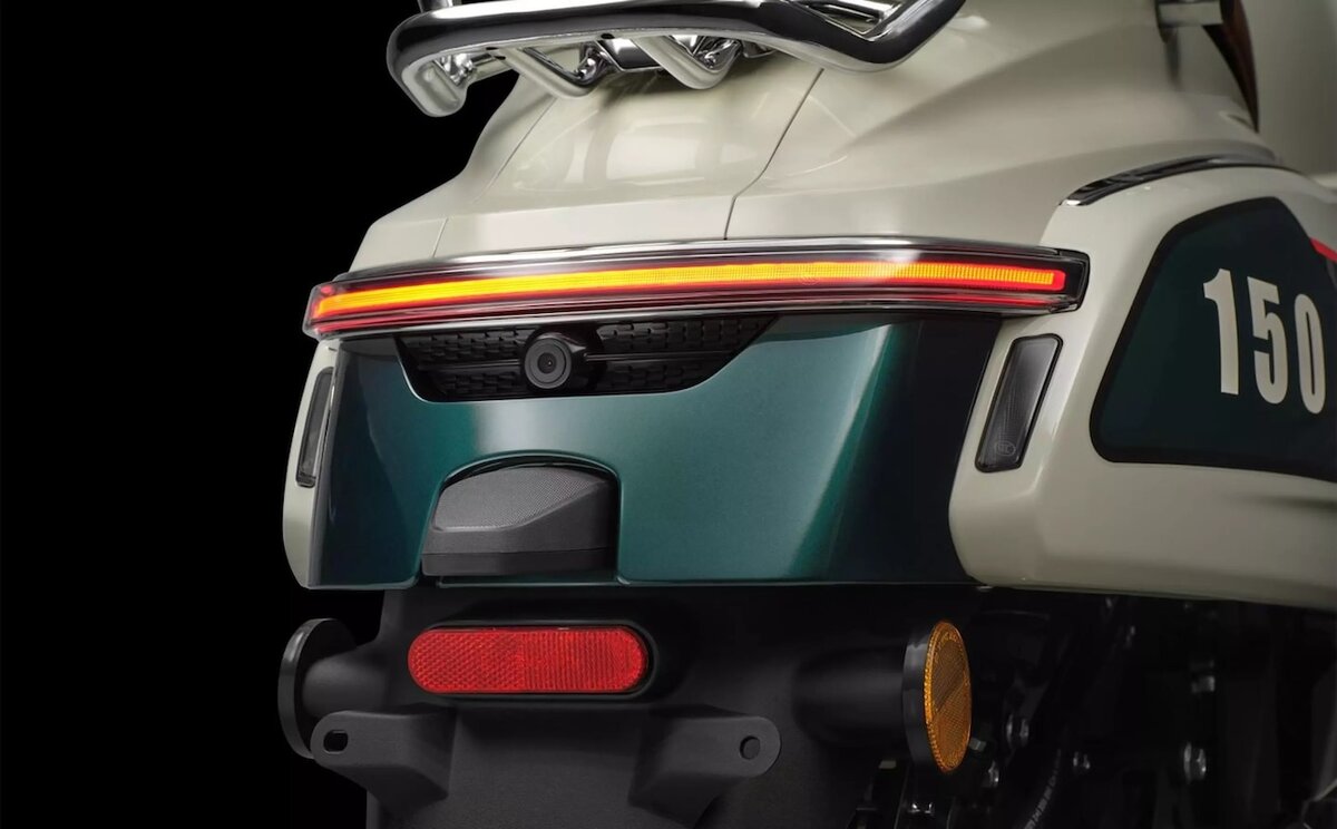 Fanale posteriore acceso e telecamera su scooter Aura 150 verde.