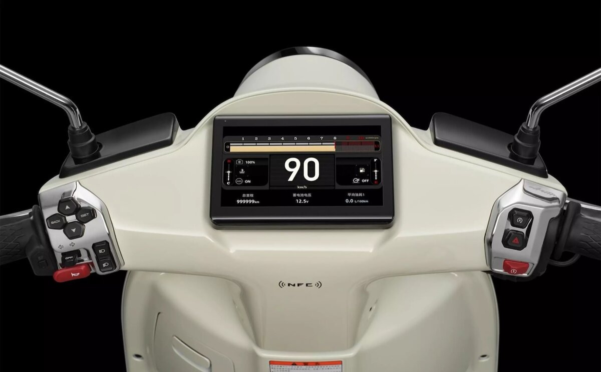 Cruscotto digitale scooter Aura 150 con velocità 90 km/h.