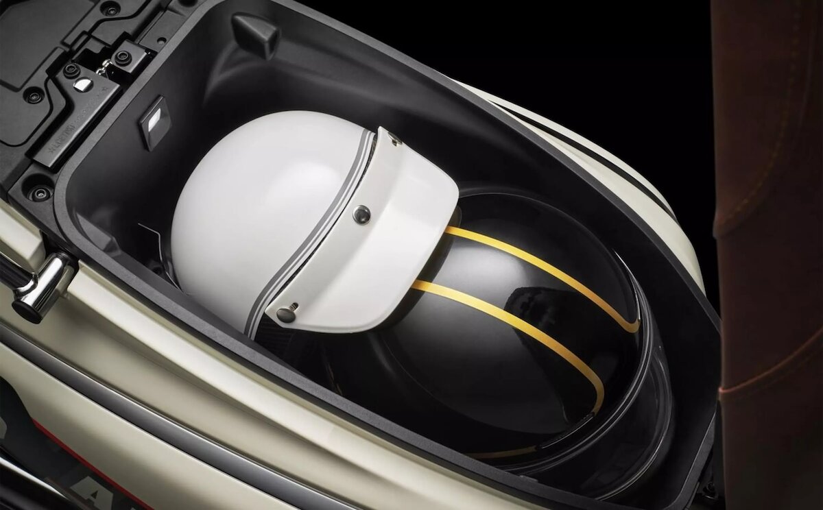 Vano sottosella scooter Aura 150 con due caschi.