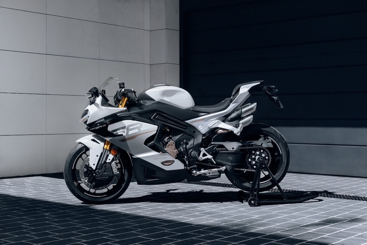 CFMoto 750SR-S bianca, sportiva quattro cilindri parcheggiata su cavalletto.