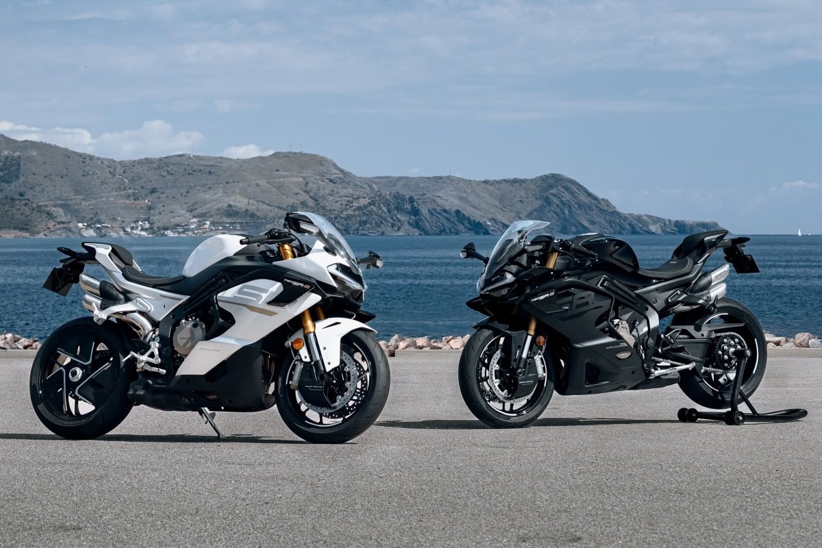 CFMoto 750SR-S bianca e nera affiancate con panorama marino sullo sfondo.