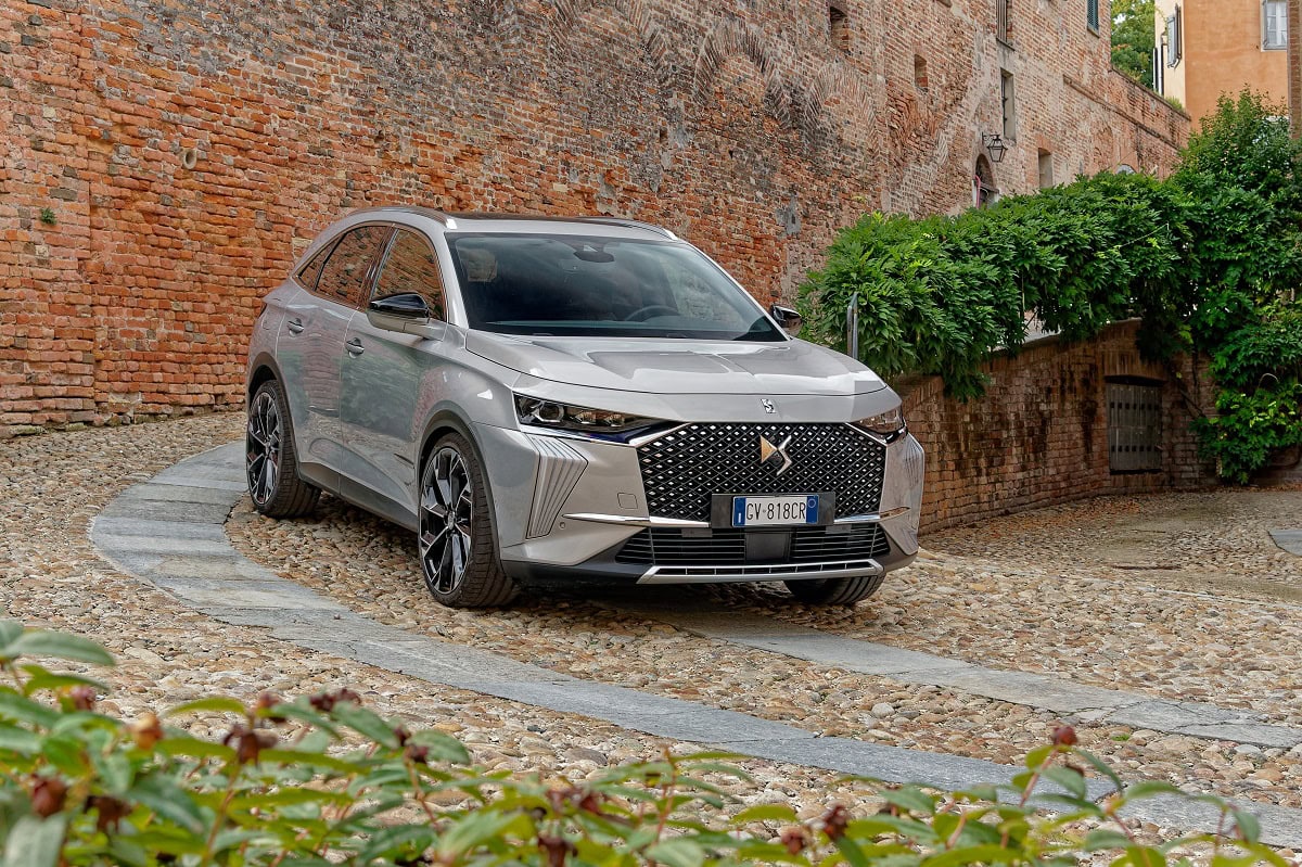 DS 7 20'25 su strada con attorno il verde